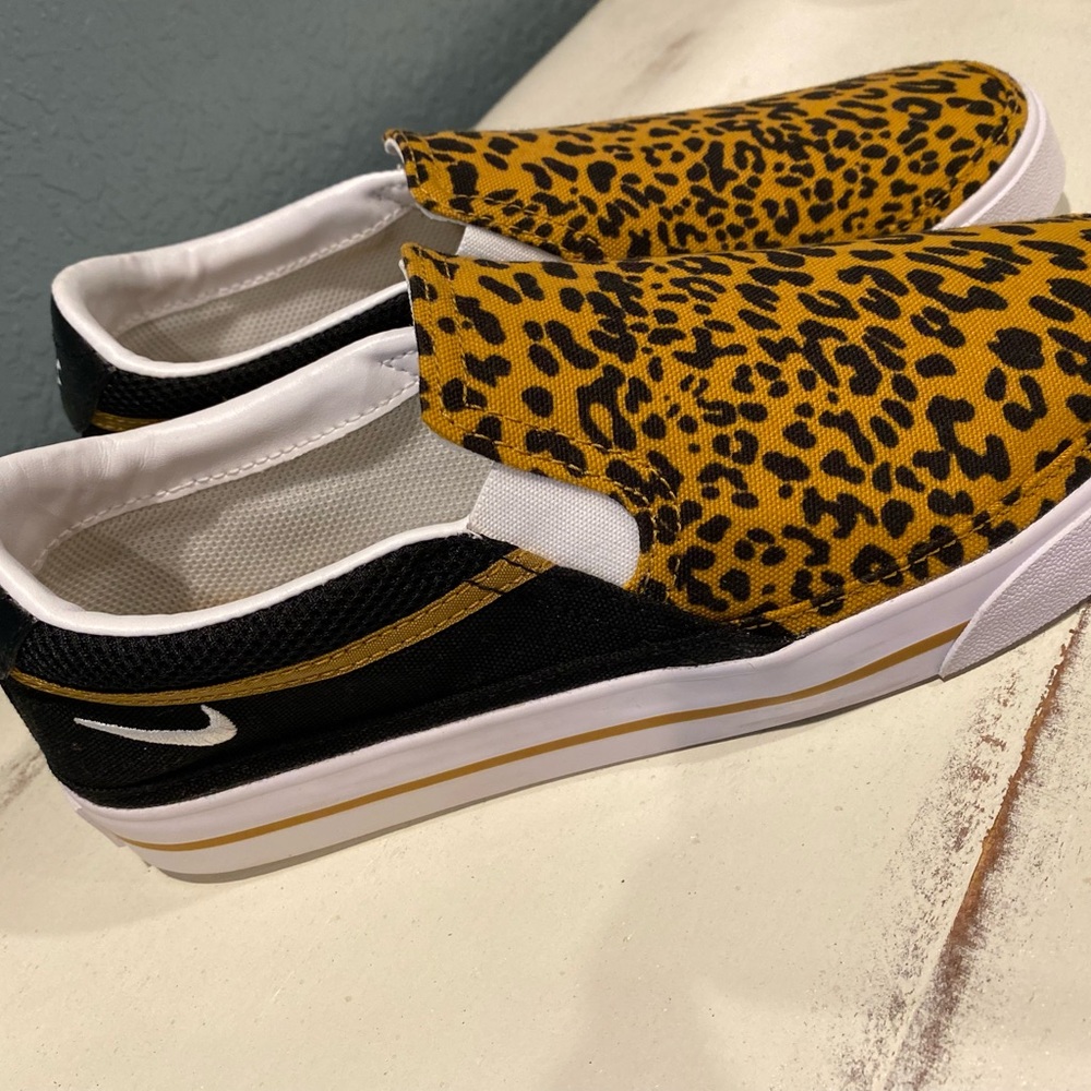 WOMEN'S NIKE COURT LEGACY SLIP-ON SNEAKERS Size 8.5